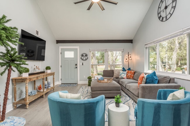 Building Photo - 1417 Poinsettia Ave