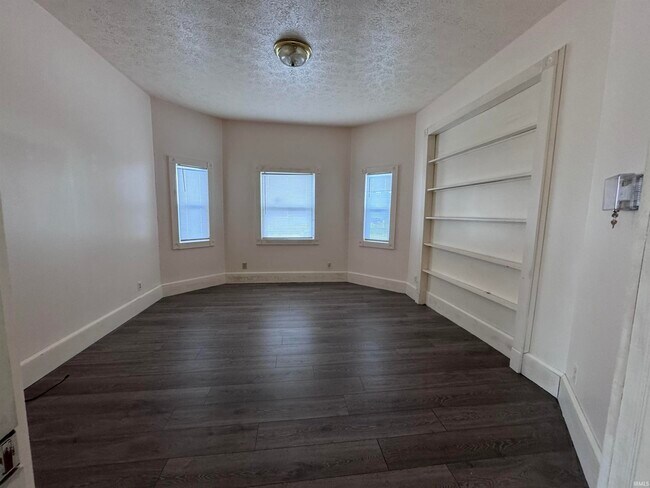 Foto del edificio - 614 W Charles St