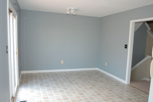 Building Photo - Town Home