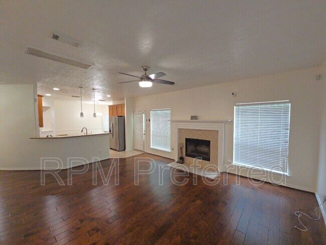 Foto del edificio - 16514 Bluff Springs Dr