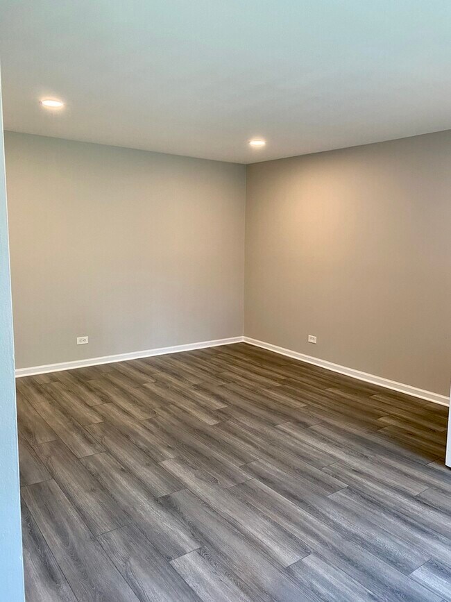 Building Photo - 2210 Country Club Dr