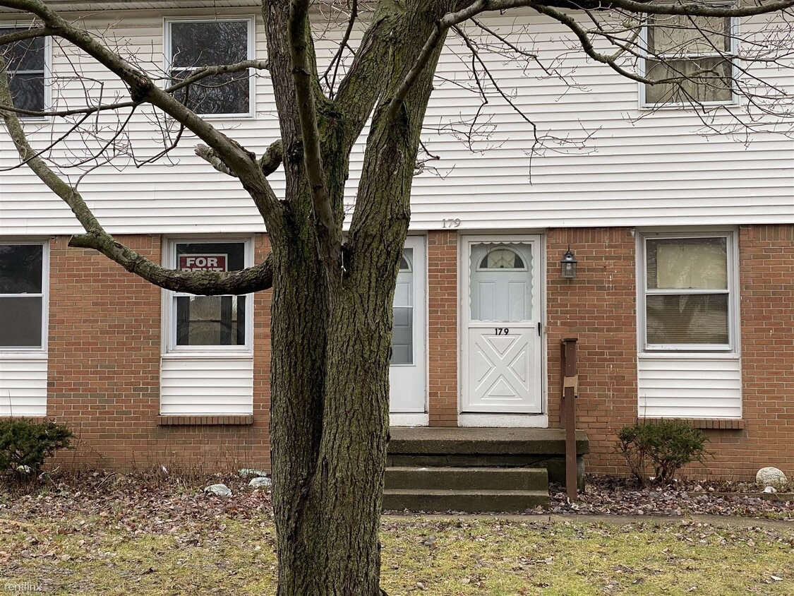 3 br, 1.5 bath Duplex 179 Fairgreen Dr Townhome Rentals in Buffalo