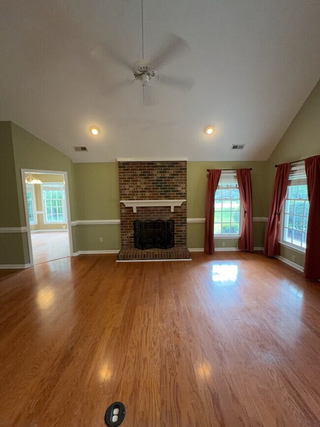 Foto del edificio - Beautiful 4 Bedroom, 3 Bath Home-211 Bethesda Ct.