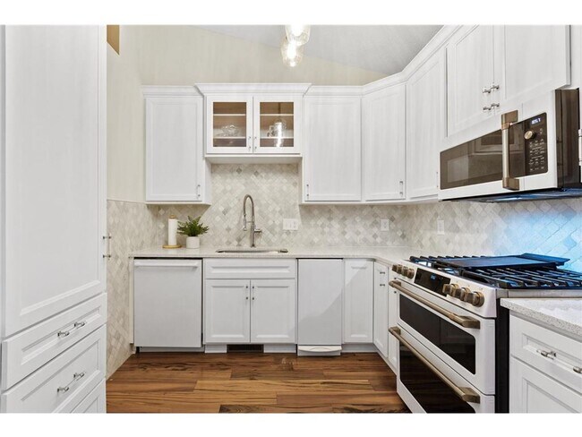 Foto del edificio - Updated 3BR Townhome in Rogers | Garage + Pool Access