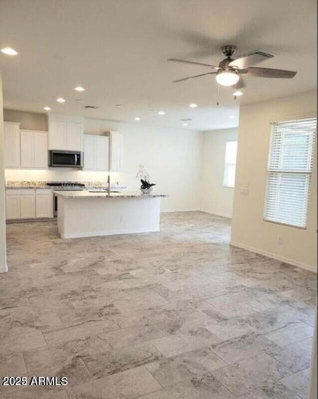 Building Photo - 1912 E Rosemary Dr