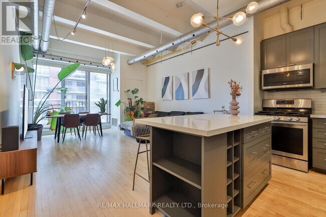 Photo du bâtiment - 766-766 King St W