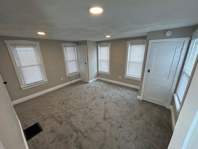 Building Photo - 120-102 N Hanover St