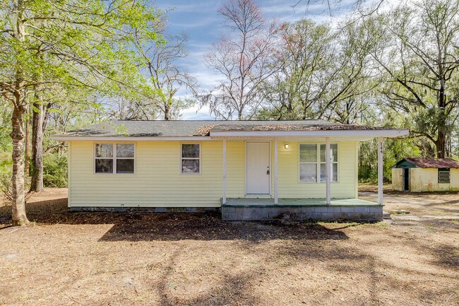 Building Photo - Newly Renovated Home on 1 Acre Lot in Sout...