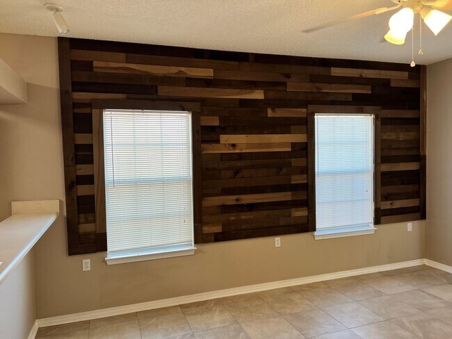 Building Photo - Easy access to shopping & Navy Federal com...