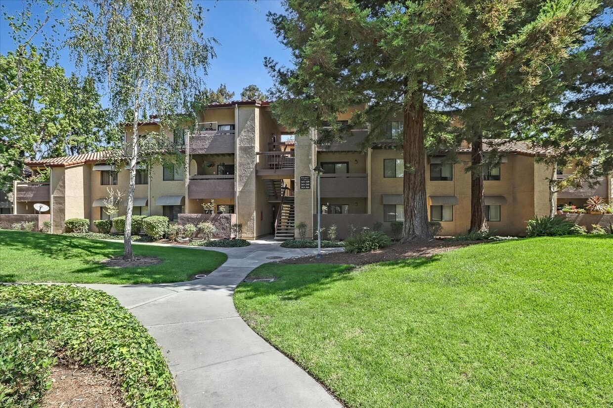 Primary Photo - 2 Bedroom, 1 Bath, Upstairs Condo in the C...