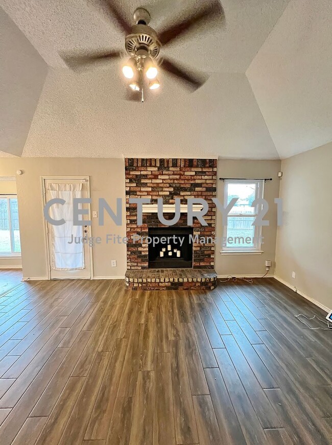 Building Photo - Charming 3/2/2 Situated on Corner Lot in W...