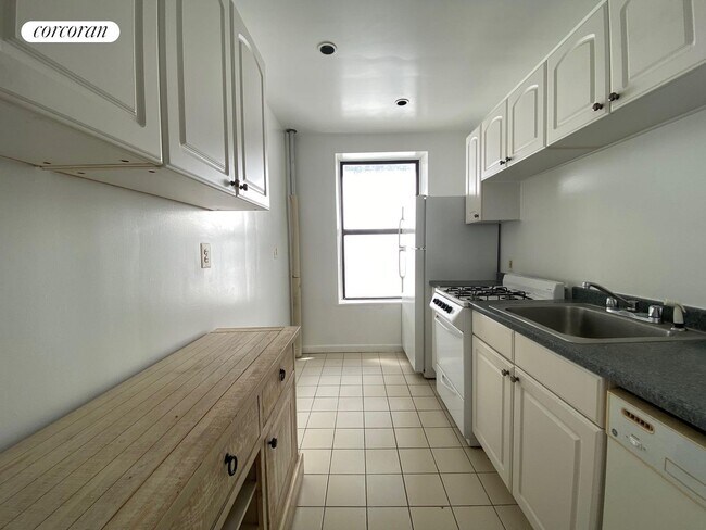 Building Photo - 427 E 89th St