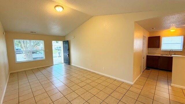 Foto del edificio - SOUTHEAST - NEWER 2 BEDROOM HOME AVAILABLE NOW!
