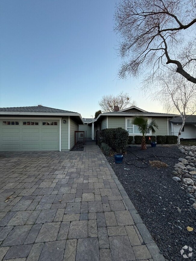Building Photo - 24 Hacienda Ln