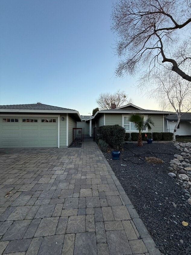 Foto principal - Charming Updated 3 Bedroom Home in Woodland