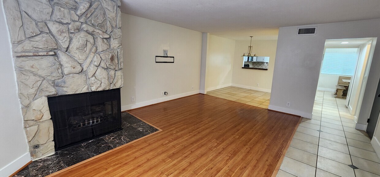 Foto principal - 8744 Darby Ave