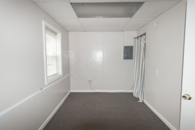 Building Photo - 4 Bed 2 Bath House on East Campus