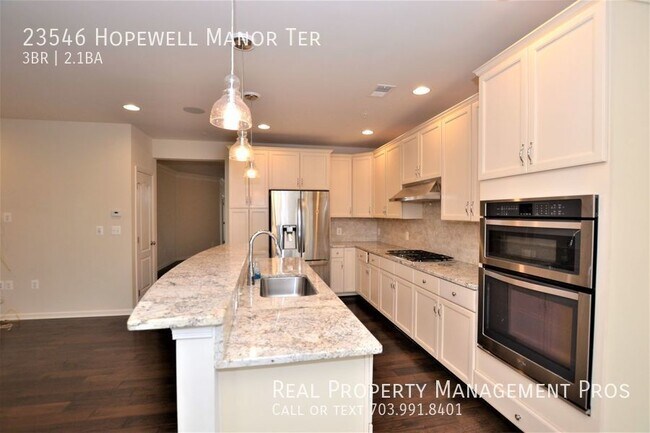 Building Photo - Beautifully Updated 3 Bedroom 2.5 Bath Con...