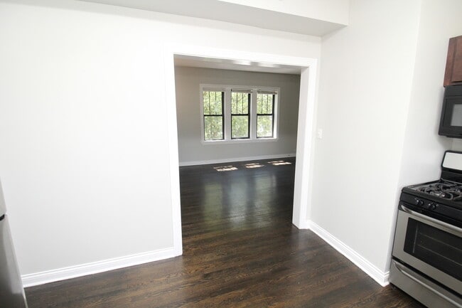 Building Photo - 1542 W Waveland Ave
