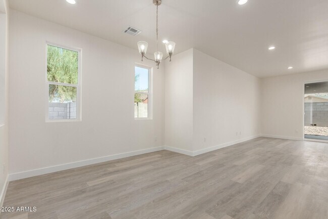 Building Photo - 957 E Desert Dr