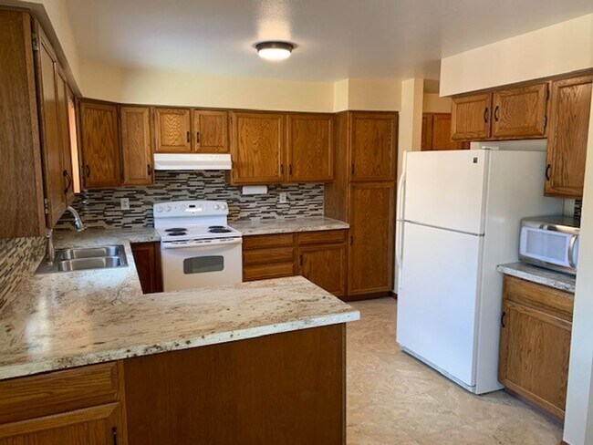 Building Photo - Quiet and Well-maintained Duplex for Rent ...
