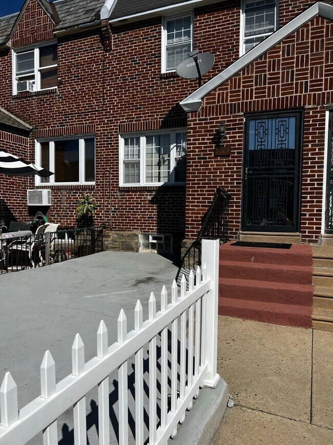 Foto del edificio - Beautiful, modern home with attached garage!