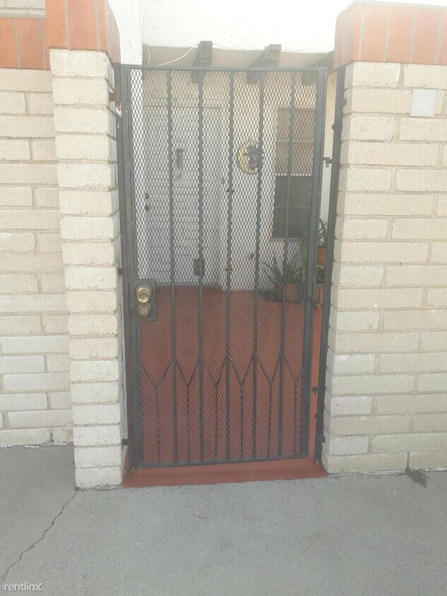 Primary Photo - 6201 Escondido Dr
