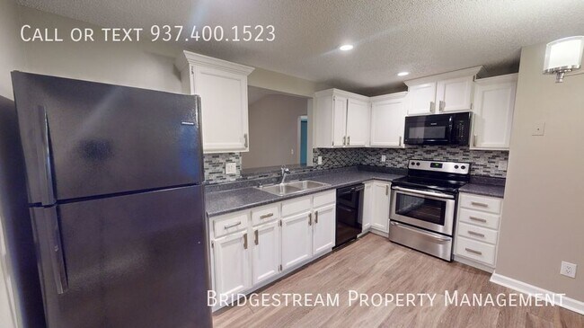 Building Photo - Nice 3 bedroom, 2 full bath home with 2 ca...