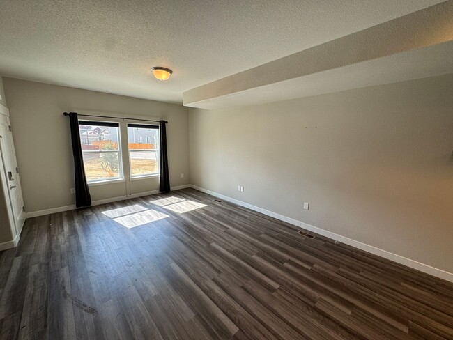 Building Photo - Spacious & Stylish 3-Bed, 2.5-Bath Townhom...