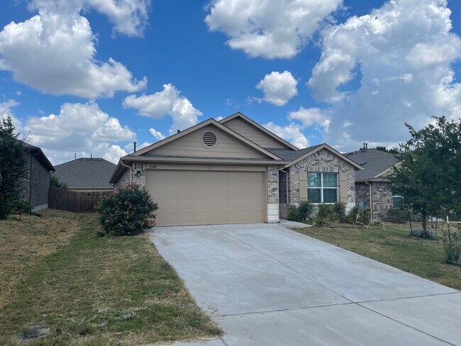 Foto del edificio - Three Bedroom, Two Bath, Two Car Garage, Washer and Dryer are included.