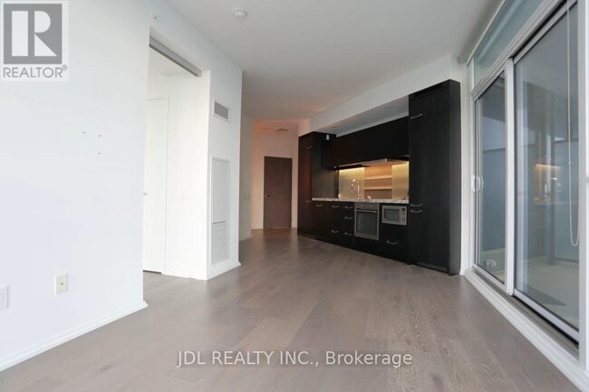 Photo du bâtiment - 45 Charles St E