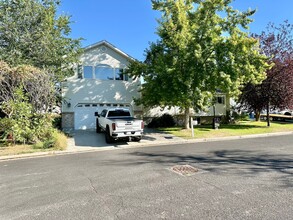Building Photo - 45 River Cir Dr