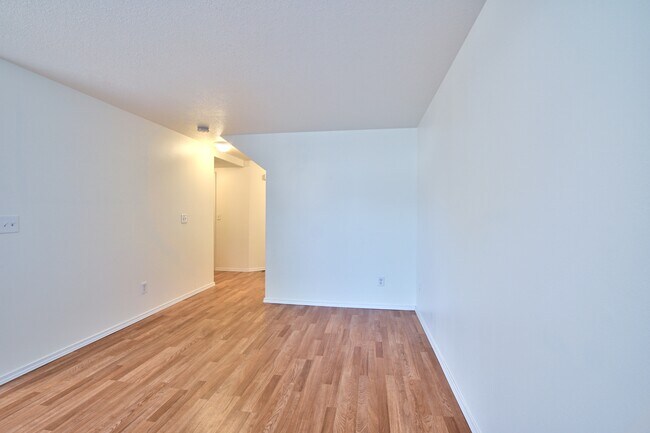 Building Photo - Vista Residence