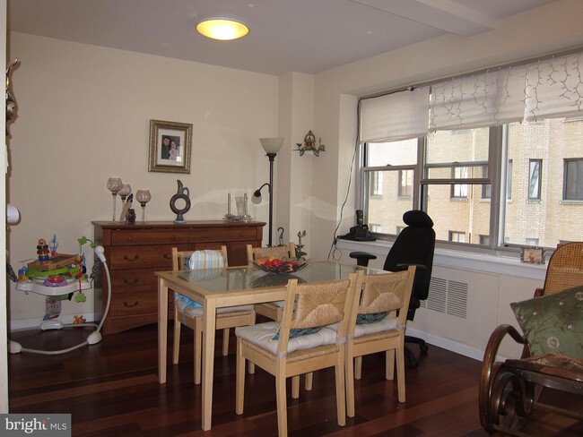 Foto del edificio - 220 W Rittenhouse Square