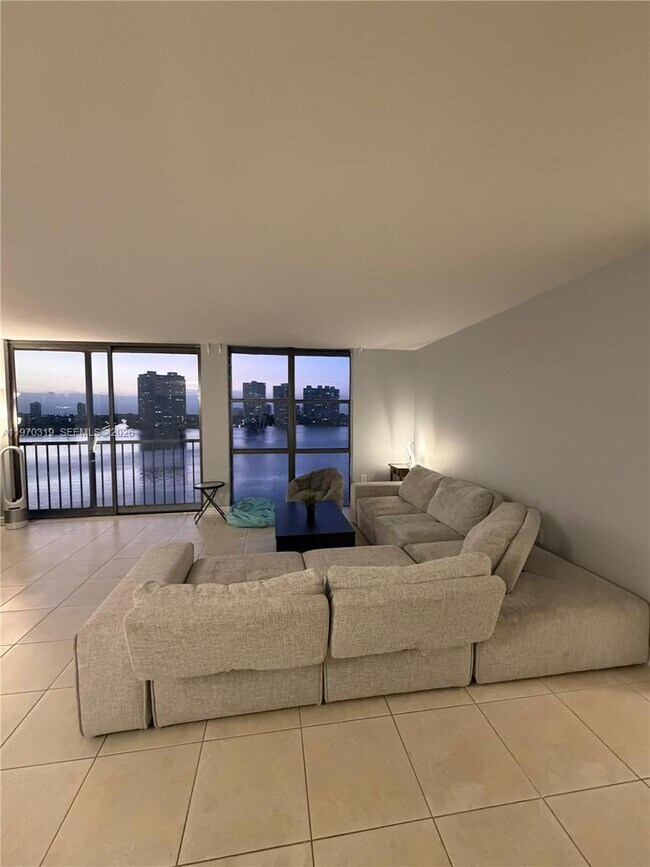 Foto del edificio - 17600 N Bay Rd