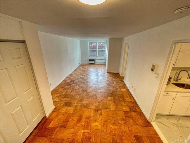 Foto del edificio - 66-10 Thornton Pl