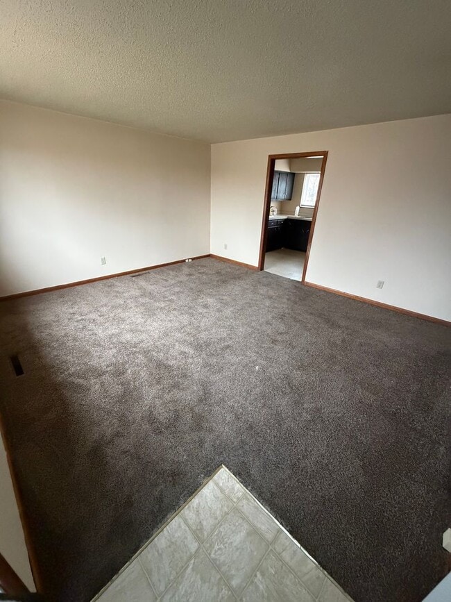 Building Photo - 3 Bedroom, 1 Bathroom House with Garage