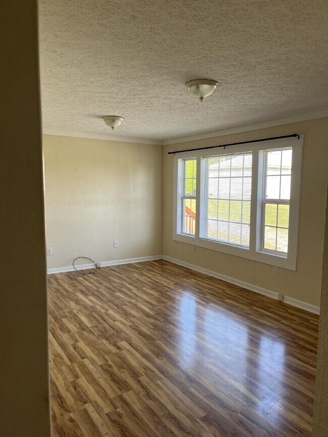 Building Photo - "Cozy 840 Sq Ft Duplex Retreat in Scenic F...