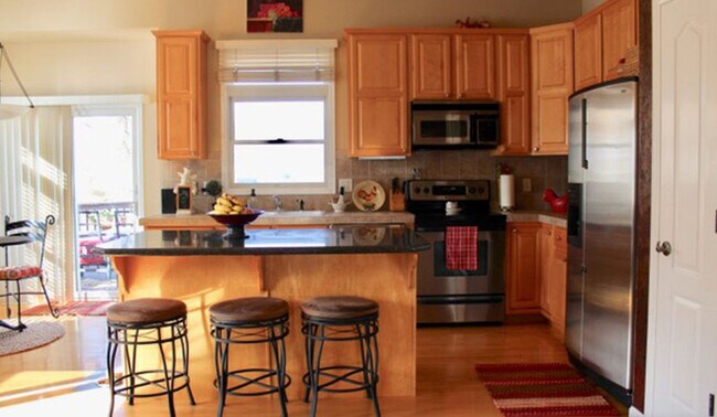 Building Photo - Beautiful 4 Bedroom 4 Bath Home in the Woo...