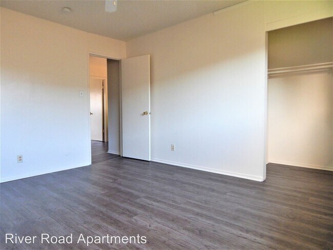 Foto del edificio - 461-587 River Rd