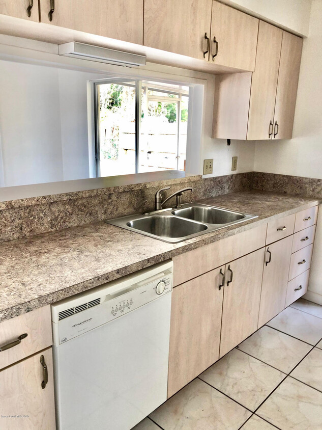Building Photo - 250 Bimini Dr