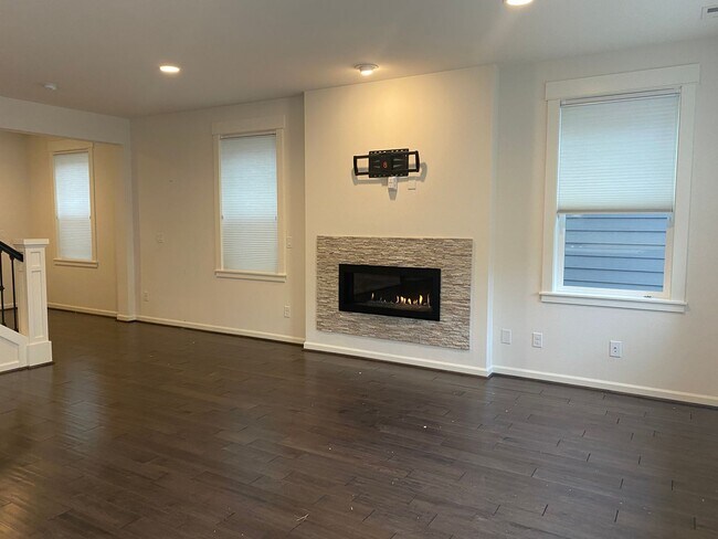 Building Photo - 4 Bedroom Home in the Heart of Sammamish! ...