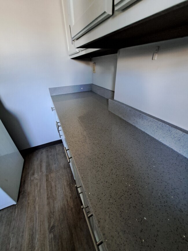 Sparkly quartz counters - 516 W 2nd Ave