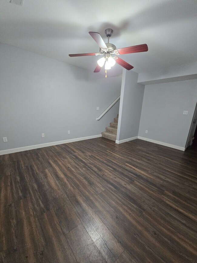 Building Photo - Updated 4 bed 2 bath Town House