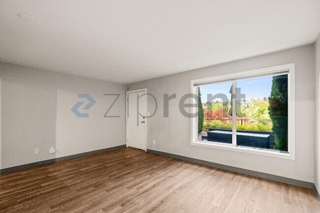 Building Photo - Unit 105