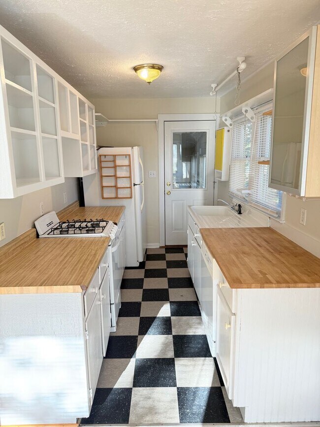 Foto del edificio - Normaltown Two Bedroom Cottage