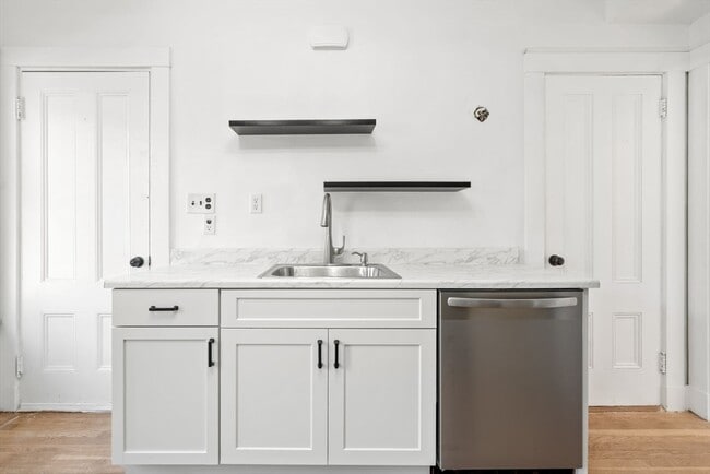 Building Photo - 166 Elliot St