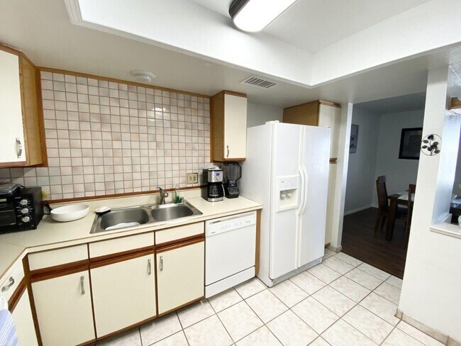 Building Photo - 823 Country Club Dr SE