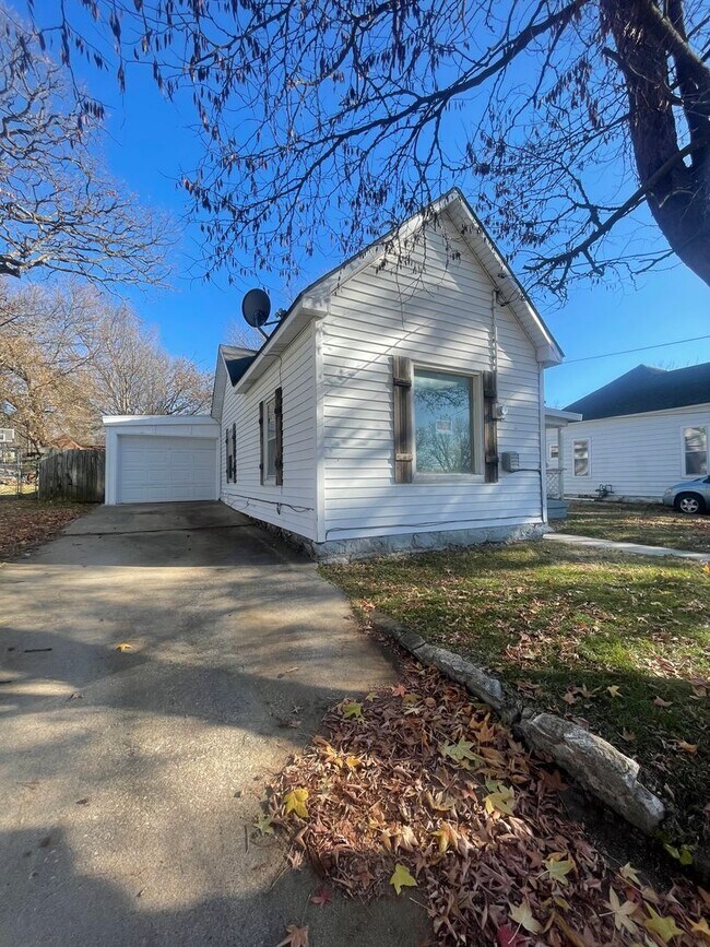 Foto del edificio - 3 bedroom 1 bathroom 1 car garage with a f...