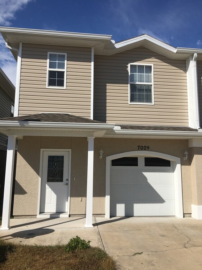 Building Photo - Great Townhome w/Easy Access to Shopping, Dining & Tyndall AFB!